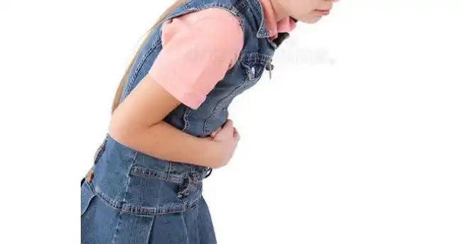 8岁女童肚子痛了一年!妈妈悔恨不已:是我做错了