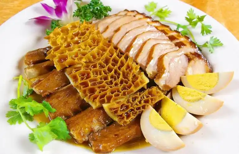 p>卤水拼盘是一道地方传统凉菜,属于粤菜或 a target="_blank" href=