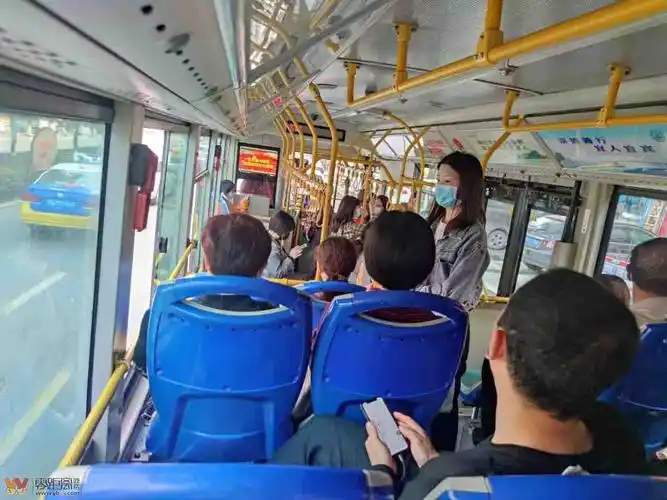 曝光不文明行为!这位帅哥坐公交车不戴口罩,还用衣服占位