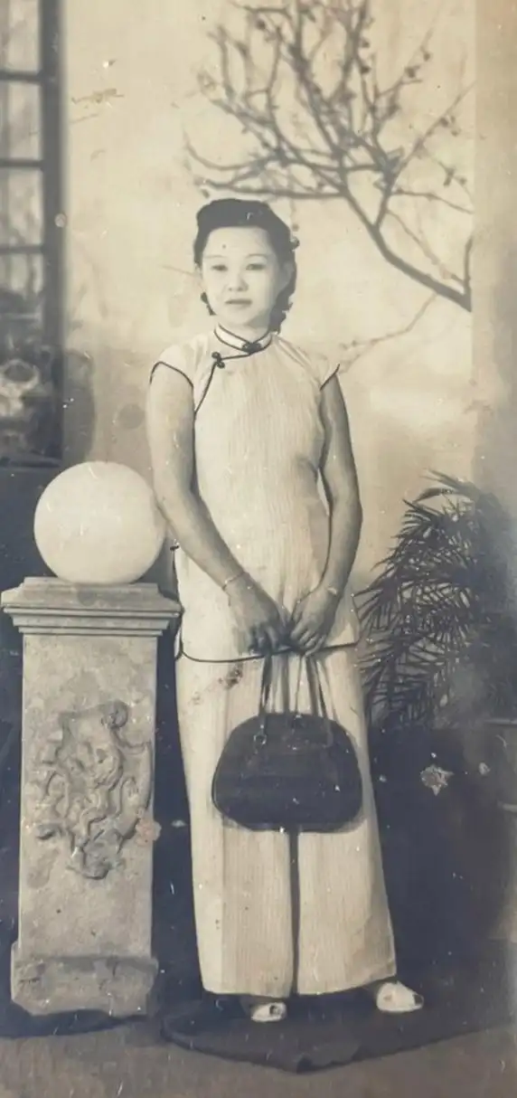 民国时期～老照片 ～手提包包的旗袍美女