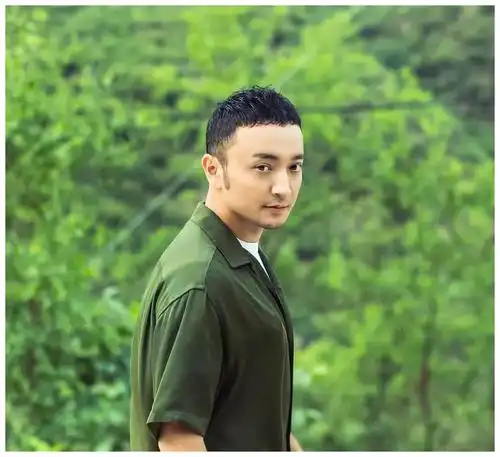 童星阿尔法近照瘦脱相满脸皱纹老气横生19岁就秃顶靠假发度日