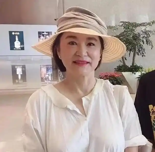 65岁林青霞近照曝光,皮肤松弛尽显老态,却无惧自然老去直面镜头