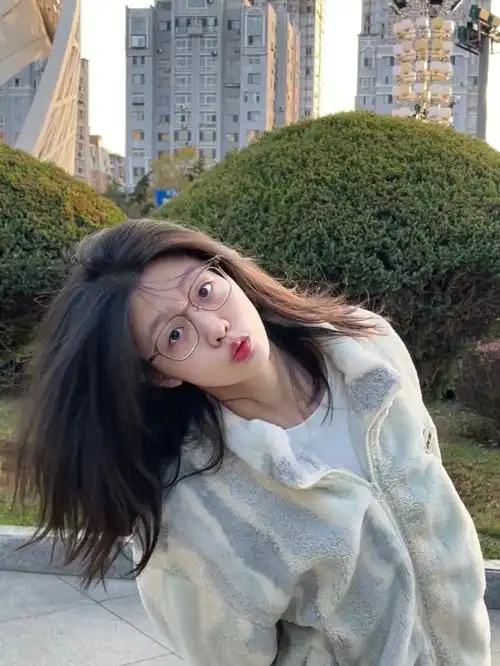 16岁素颜只涂唇釉也会很漂亮