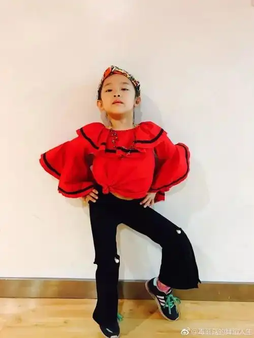 萌酷中国7岁舞童小蘑菇登上美国最火艾伦秀惊呆美国观众