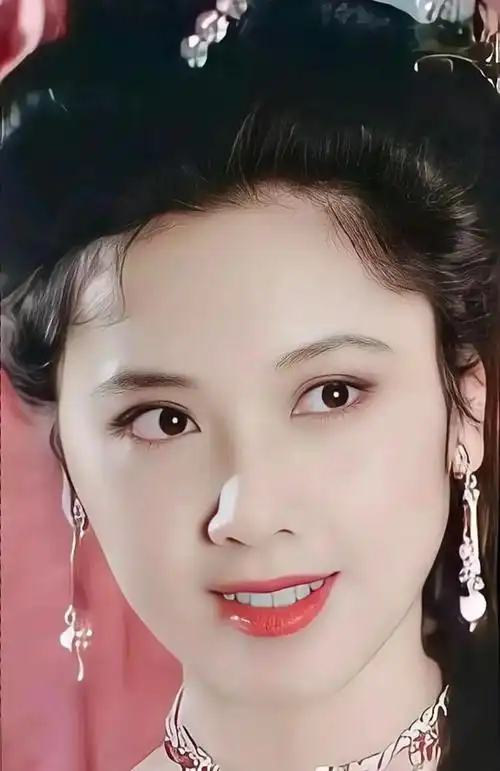 高贵优雅的朱琳,肤白貌美,温婉秀丽的写真照!__财经头条