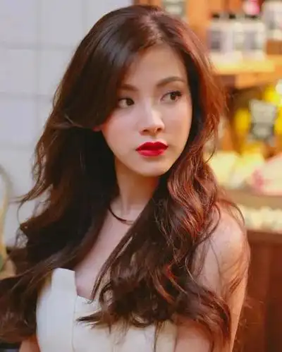 泰国女星"小水"为《花木兰》配音,红衣束发太飒,像极刘亦菲