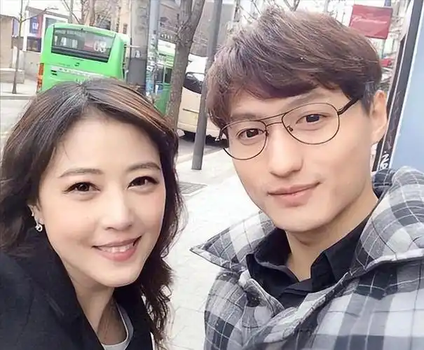 错失两段姻缘后又遭催婚生子周海媚坚持不婚不育如今与狗为伴