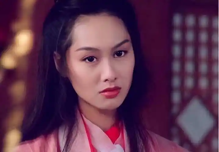 她曾是香港红极一时的紫霞仙子,与周星驰有过一段感情,却被抛弃_朱茵
