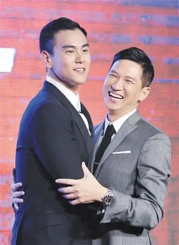 现场,本想比试一番的彭于晏与张家辉最终却抱作一团,"基情"四溢.