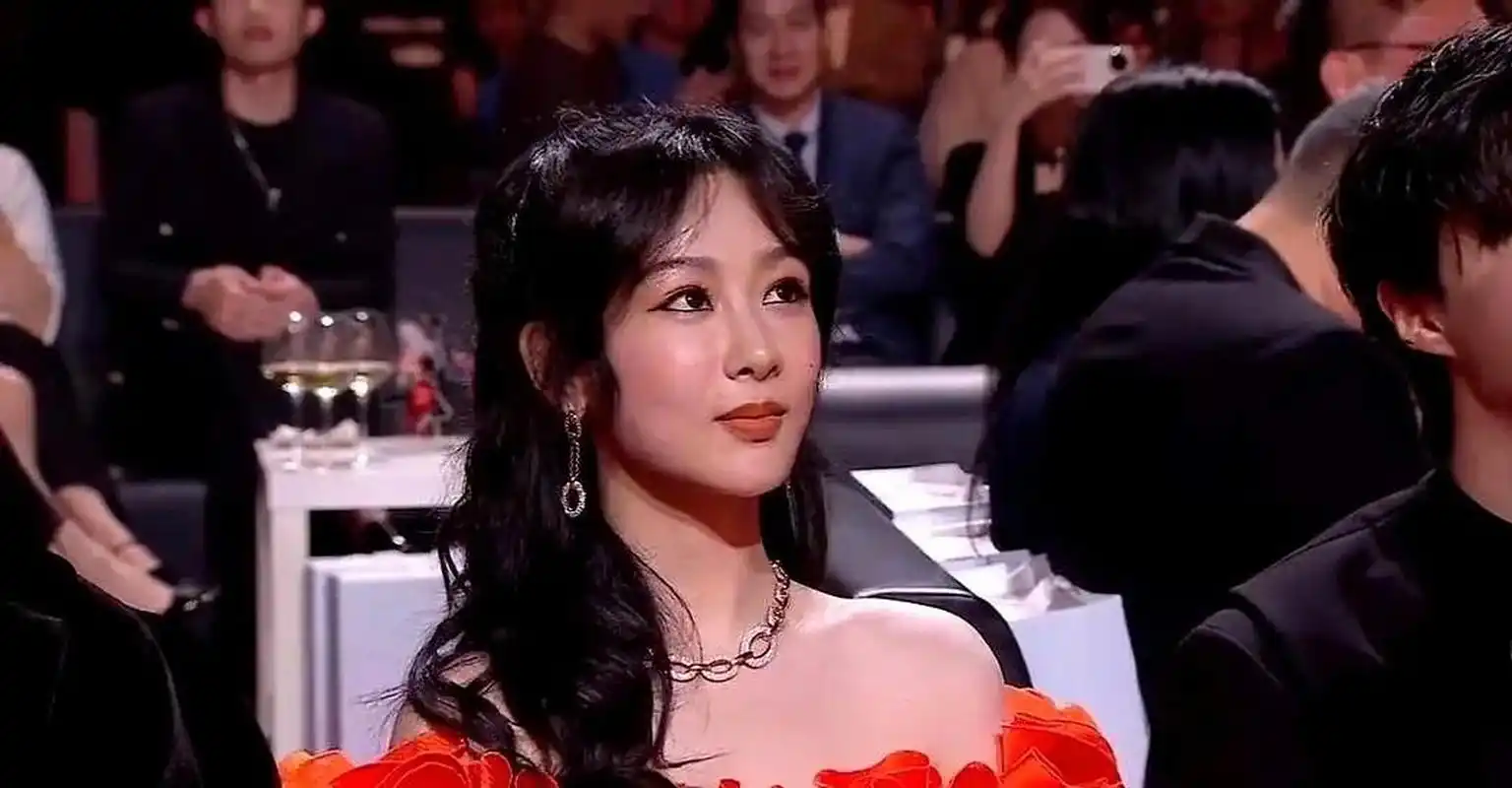 时尚芭莎内场杨紫粉底液氧化很严重的样子,全包眼线和腮红打的很显