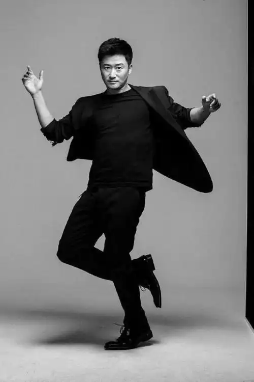 吴京获亚太区最帅面孔一身西装刚气十足真正的硬汉