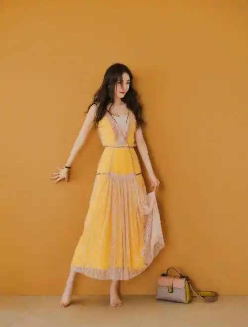 杨幂不愧是"腿精",当她离开百万修图师,这腿围太不真实_黑色_长发_穿