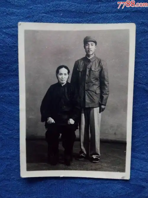 三寸金莲经典黑白老照片解放军和老母亲走过清代民国饱经沧桑的老人家