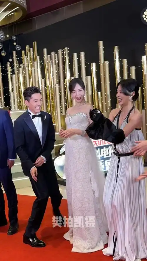 上海阿哥阿姐们的欢乐瞬间#2024电视剧品质盛典 #胡歌 #唐嫣 #辛芷蕾