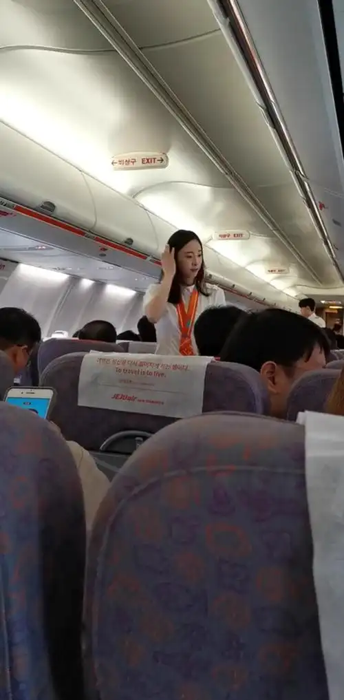 和女朋友闹别扭了,特地来坐她的航班.她还假装看不到我