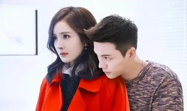 杨幂和陈伟霆官宣恋情点燃娱乐圈