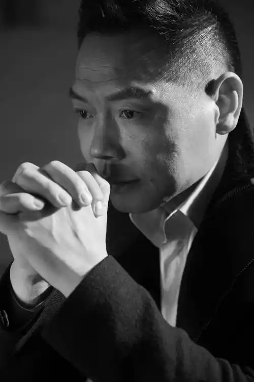 赵国英曝光新写真西装笔挺彰显成熟男人魅力