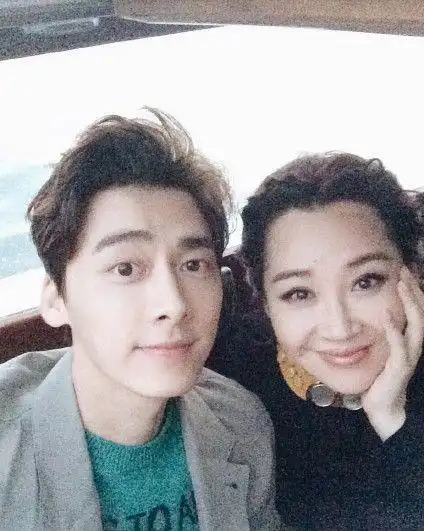 李易峰与女星合影遇杨幂娇羞遇倪妮却是尴尬