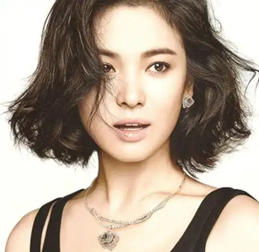 方脸适合发型1,法式刘海短发这种发型非常适合大脸的女性使用,齐肩的