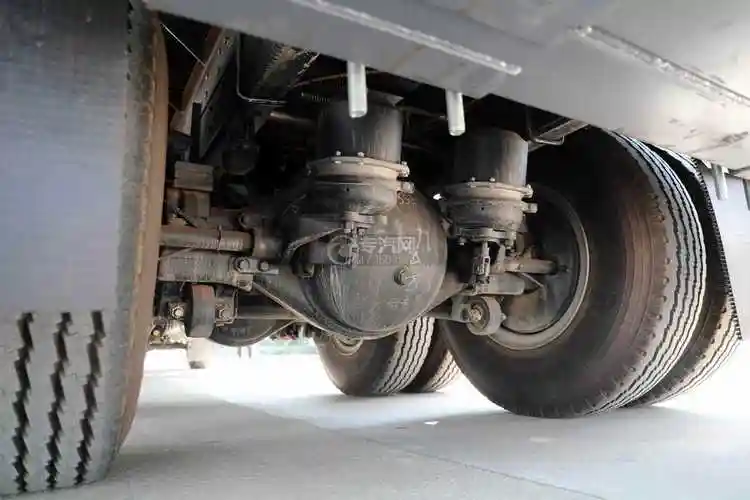 湖北大运f7后双桥国六12吨直臂随车吊后桥细节