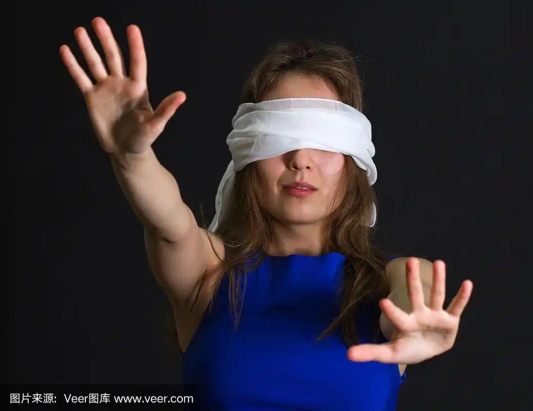 年轻女子用绷带包扎眼睛