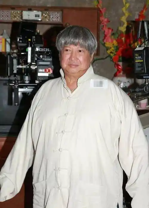 洪金宝参加新电影开幕式,精神状态不错,还梳起了年轻时的锅盖头_年龄