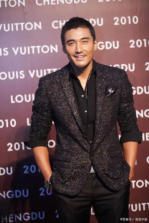 胡兵在个人账号上宣布自己已经和陪伴了自己30年的ta结婚了.