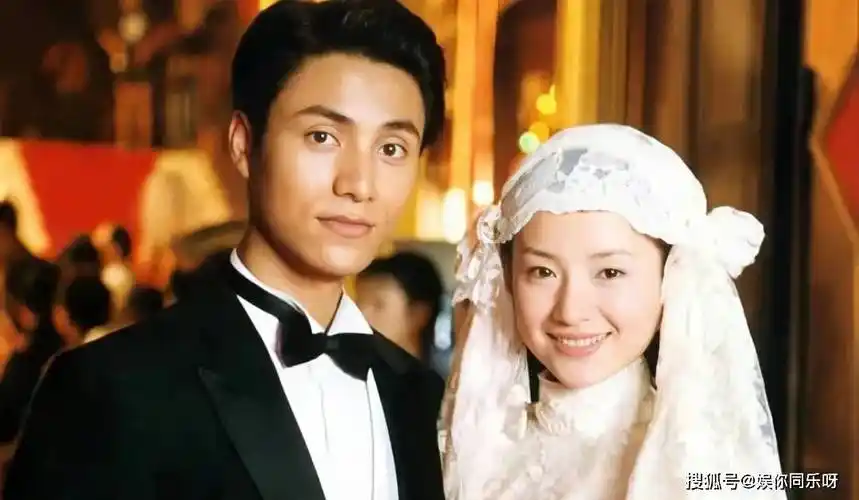 45岁董洁竟这么穿,短裤外面套短裙,真是疯癫又装嫩!_潘粤明_女性_直播