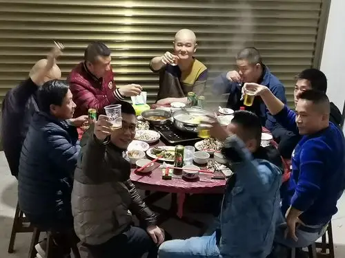 今天很特别,来了很多表兄弟,男人们在一起,肯定少不了抽烟,喝酒,也梃