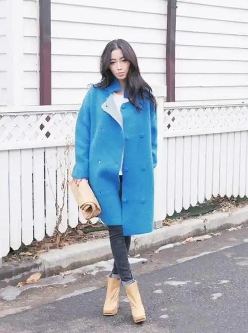 湖蓝色外套犹如湖泊一样具有神秘感,看上去特别纯净淡雅,这种蓝色与烟