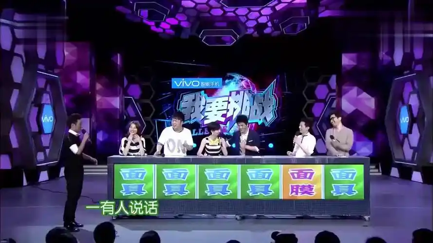 老江湖何炅玩谁是卧底游戏,第一轮就被谢娜猜出底牌了!