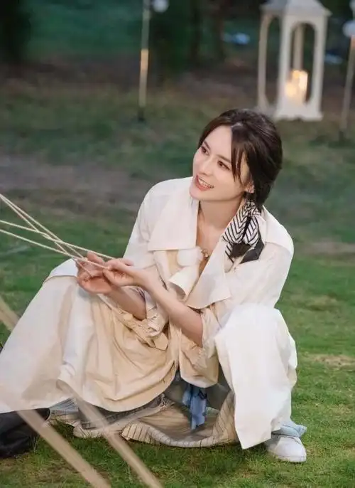 嫁入豪门的张馨月很懂打扮风衣搭短上衣时髦飒爽林峯眼光真好