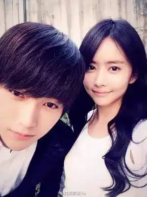 两人只是只是合作关系啦~据悉,金明洙在电视剧《主君的太阳》中扮演男