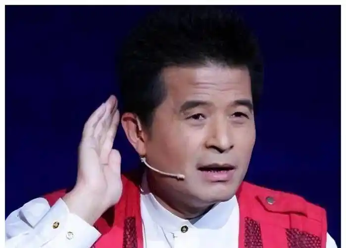 64岁毕福剑现身云南乡村,席地而坐太豪放,满脸老年斑睁不开眼_网友