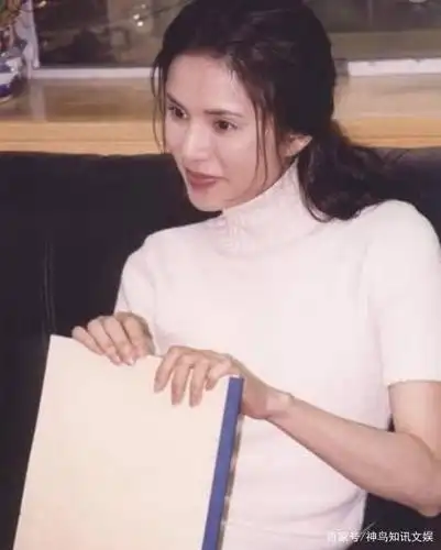 54岁李若彤仍信爱,被已婚季天笙骗感情,陪破产男友10年惨遭弃