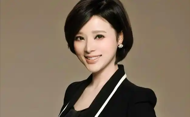 央视主播胡蝶不顾劝说嫁大12岁其貌不扬的陆川如今生活怎样