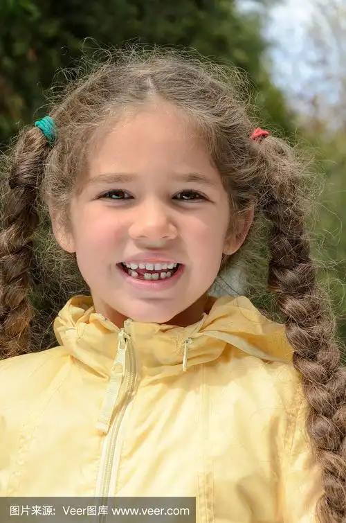 扎着长辫子的小女孩在春天的户外