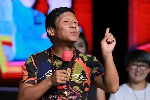 演员宋小宝:成名后抛弃糟糠之妻,再娶粉丝王雪,成为人生大赢家