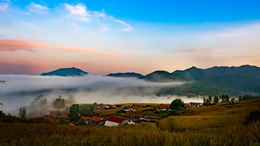 唯美山村晨雾自然风景桌面壁纸下载