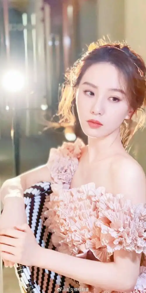 刘诗诗天鹅颈美背写真