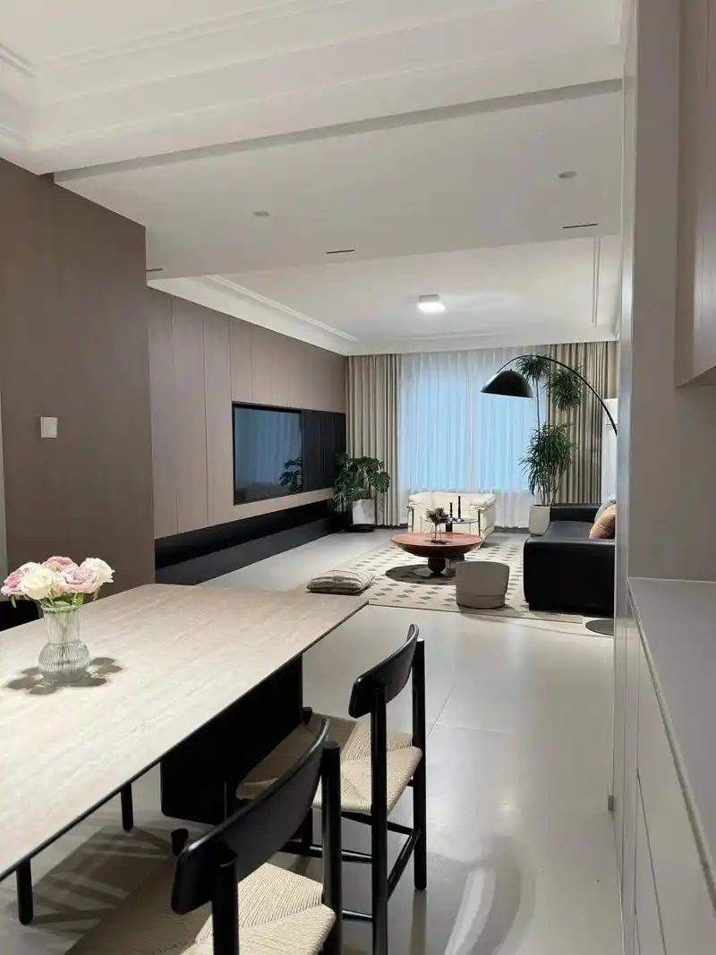 这次装修不仅简单耐看,合理的灯光科学设计,保护家人的视力,空间的