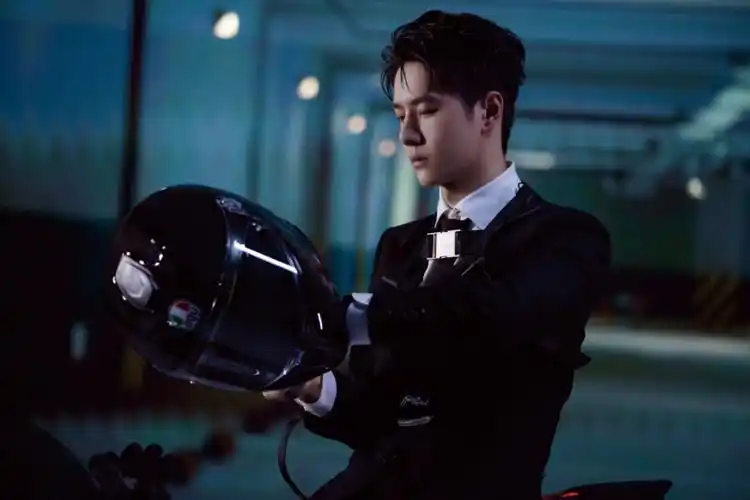 啊啊啊啊王一博85号摩托赛车手