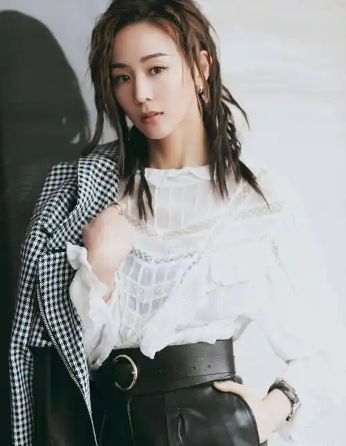 原创张钧甯短发神似蒋雯丽但穿黑白格外套像没脖子拍照角度太重要