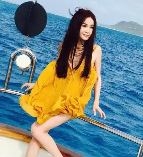 57岁温碧霞庆结婚23周年!