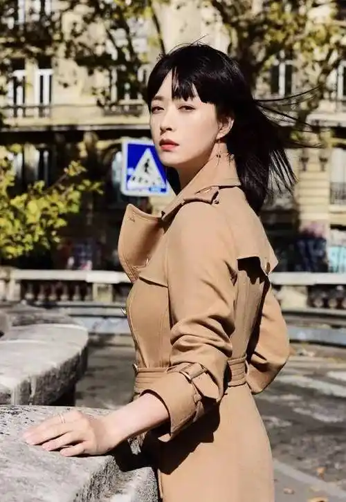 蒋欣减肥成功后又带火新穿搭卡其风衣齐刘海短发减龄洋气