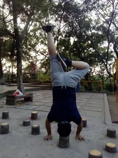 做一个顶天立地男人,不断学习,挑战自我.坚持倒立,有利健康.