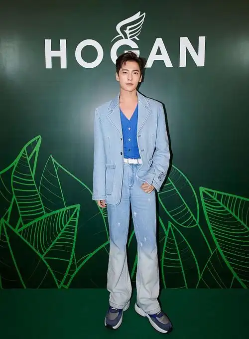 杨洋身穿浅蓝色西装,身高腿长好有气质,真是个"衣服架子"