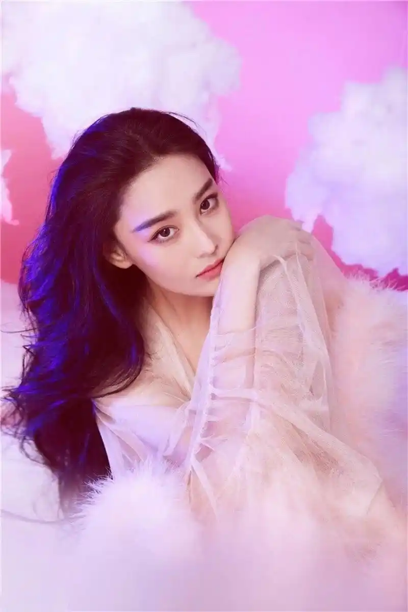 张馨予个人资料及简介:被李晨抛弃,嫁军人丈夫何捷,婚后生一女被宠成