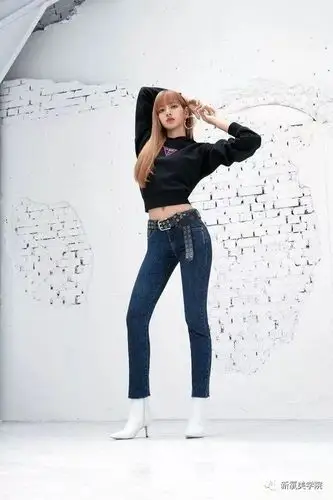 lisa除了厌世芭比脸以外,还有惊人的身材比例.身材既纤细又匀称有力.