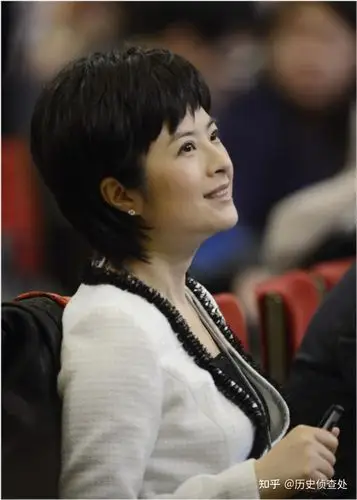 于是,"二混子"陈磊收敛起了玩世不恭的本性,以端庄肃穆的态度开始"